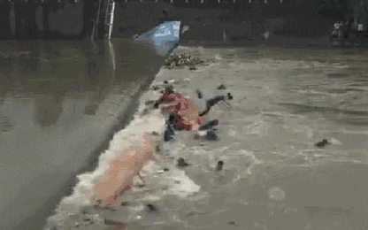 Clip: Khoảnh khắc nhiều người nhảy khỏi chiếc thuyền lật khiến 17 người thiệt mạng