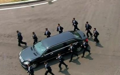 Dàn vệ sĩ "khủng" lon ton chạy bộ hộ tống xe của ông Kim Jong-un