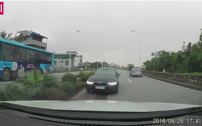 Tài xế thi gan với xe sang đi ngược chiều ở Hà Nội