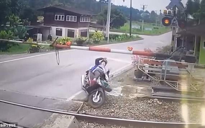Người phụ nữ đi xe máy ngã vào đường ray trước khi tàu hỏa tới
