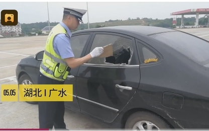 Cảnh sát đập vỡ kính xe giúp tài xế quên chìa khóa trong cốp