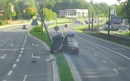 Xế hộp bị hất tung lên dải phân cách vì chuyển làn bất cẩn