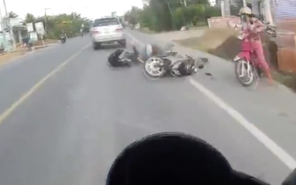 Cả gia đình thoát chết trong gang tấc sau va chạm với ô tô