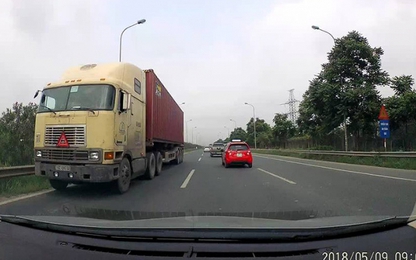 Hoảng hồn xe container đi ngược chiều tại Đại lộ Thăng Long