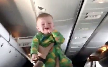 Màn dỗ con hút triệu view của ông bố trên máy bay