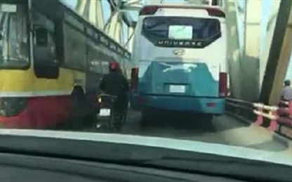 Honda SH chen giữa hai xe bus đi ngược chiều nhau