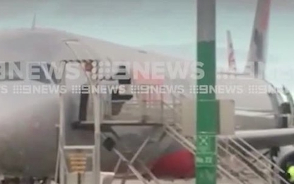 Hành khách cố tình giật cửa máy bay đòi lên