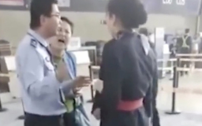 Muộn giờ lên máy bay, khách Trung Quốc dọa tát tiếp viên