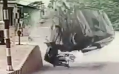 Clip: Ôtô tông trạm thu phí rồi lật ngửa trên cao tốc Nội Bài-Lào Cai