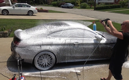 Cách rửa sạch ôtô không cần kỳ cọ