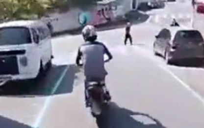 Cảnh sát tung cước hạ gục tên trộm bỏ chạy bằng xe máy