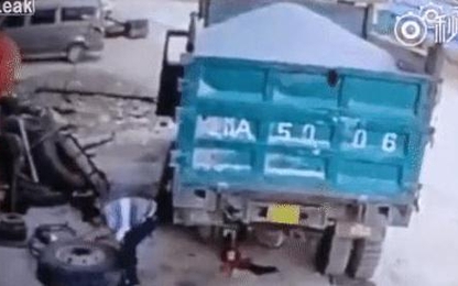 Lốp xe tải nổ tung như bom hạ gục thợ sửa chữa