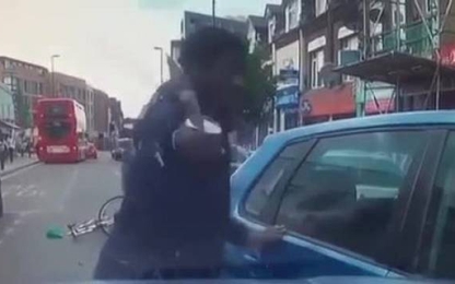 Thanh niên đi xe đạp rút dao găm chém tới tấp vào ôtô