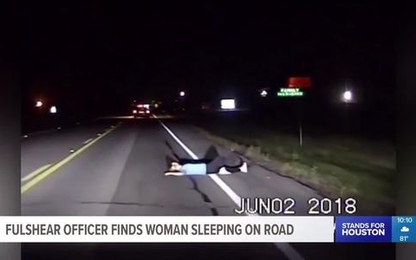 Ôtô suýt chèn qua người phụ nữ nằm ngủ ở lòng đường