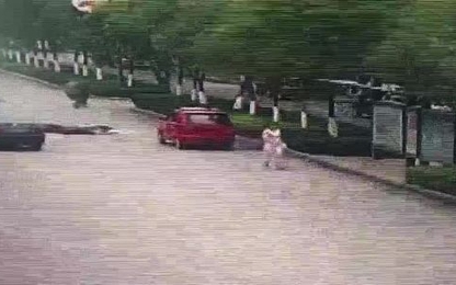 Mở cửa ôtô gây tai nạn, người phụ nữ xuống xe bỏ trốn