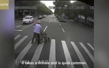 Tài xế xe buýt dừng giữa ngã tư giúp cụ già sang đường