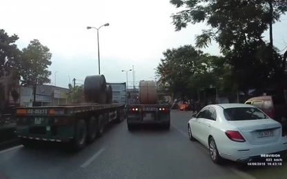 Phanh gấp, hai cuộn thép trôi gãy đầu xe rơ-moóc