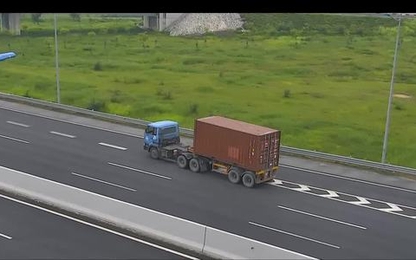 Xe container đi lùi 1km trên cao tốc Hà Nội - Hải Phòng