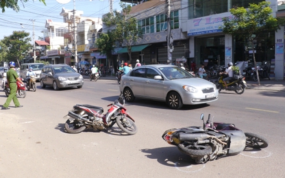 Ôtô húc xe máy chở 3 người ngã lăn ra đường
