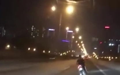Cảnh sát cơ động Hà Nội chặn đoàn xe máy lạng lách, đánh võng