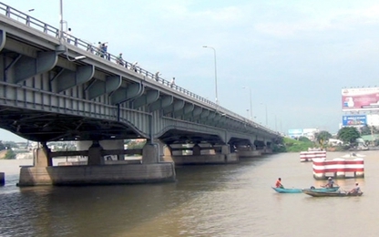 Sà lan đâm gãy trụ chống va cầu Đồng Nai