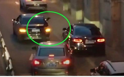 Xe hỏng giữa đường, nữ tài xế đứng xin lỗi từng ôtô đi qua