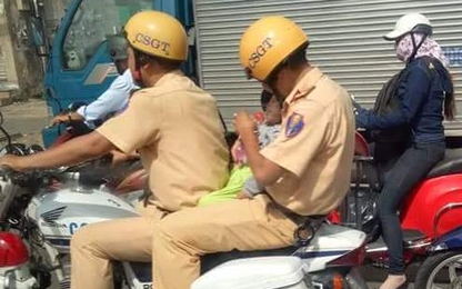 CSGT dùng xe đặc chủng đưa cháu bé ngất xỉu đến bệnh viện cấp cứu