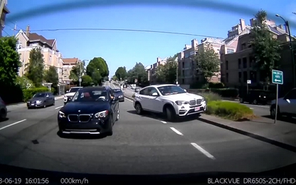 Hai xe BMW hích nhau suýt lật giữa đường