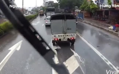 Chuyển làn đột ngột, ôtô con suýt bị container đâm ngang thân