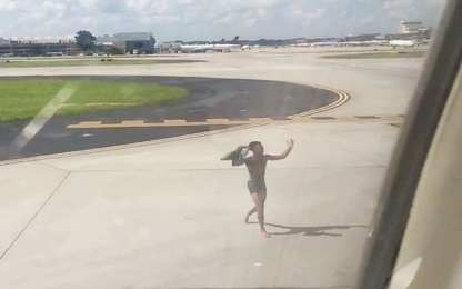 Hành khách cởi quần áo, nhảy khỏi máy bay ở Mỹ