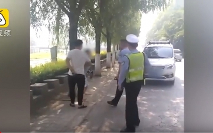 Bảo vệ tài xế, người phụ nữ tháo giày tấn công cảnh sát