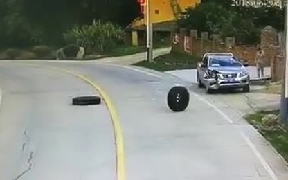 Hai lốp xe tải rơi đè bẹp ôtô đang đỗ, tài xế thoát chết