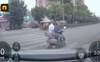 Bi hài cảnh chó chạy sang đường đốn ngã xe máy chở hai người