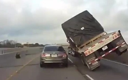 'Dựng tóc gáy' khi xe container suýt lật nghiêng đè bẹp xe con