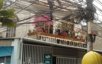 Nam thanh niên trèo lên cột điện “làm xiếc” khiến người dân hoảng hồn