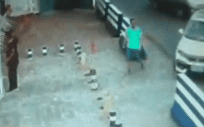 Chồng đứng xi-nhan, vợ nhầm chân ga húc bay bảo vệ