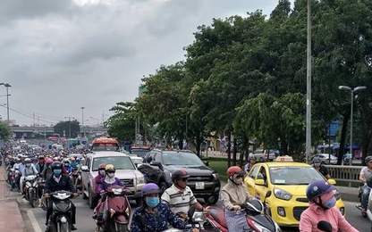 Liên tiếp 2 vụ tai nạn, giao thông qua bến xe Miền Đông tê liệt