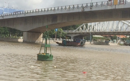 Sà lan tải trọng 473 tấn chở cát chìm nghỉm trên sông Sài Gòn