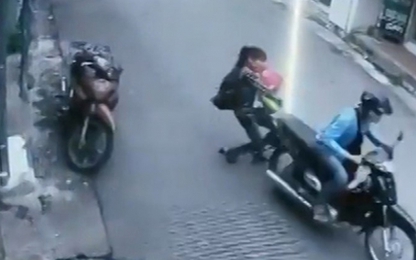 Người mẹ bế con nhỏ ngã khuỵu khi giằng co với cướp