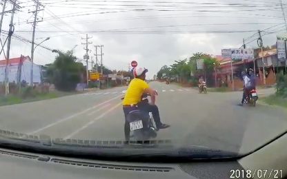 Thanh niên “ngúng nguẩy” tạt ngang, đánh võng cố tình trêu tức tài xế