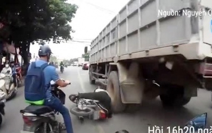 Clip: Người đàn ông suýt chết dưới bánh xe tải