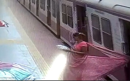 Clip: Váy mắc vào cửa tàu hỏa, người phụ nữ bị kéo đi xềnh xệch