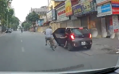 Người phụ nữ mở cửa ôtô xô ngã cụ ông đạp xe trên phố HN