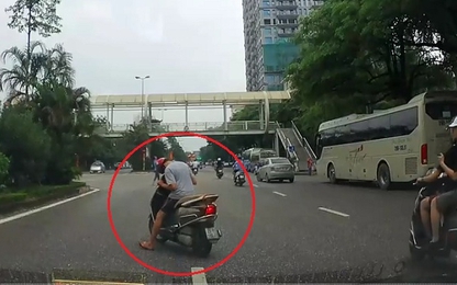 Người đàn ông ngủ gục trên xe máy khi đang đi giữa phố