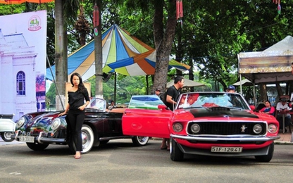 Xe cổ hàng chục năm tuổi thu hút người xem ở Sài Gòn