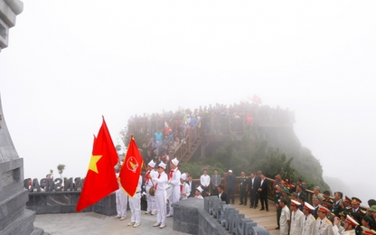Lễ thượng cờ trên đỉnh Fansipan