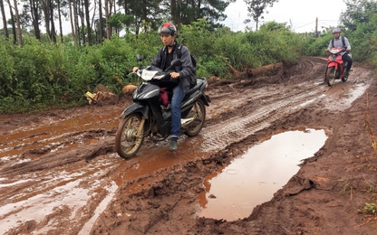 Gia Lai: Xe chở cát biến đường dân sinh thành ao hồ giữa mùa mưa