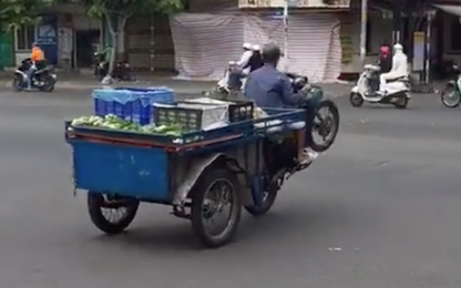 Sửng sốt với màn xe ba gác bán trái cây bốc đầu qua ngã tư