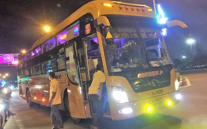 Côn đồ tấn công xe khách giường nằm, hành khách hoảng loạn
