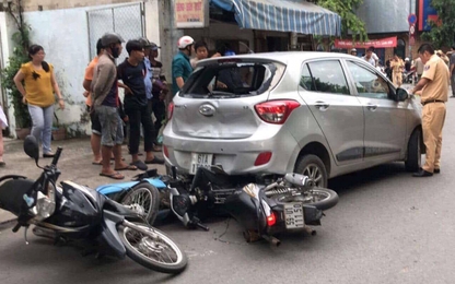 Ô tô lùi cuốn 3 xe máy, nhiều người bị thương